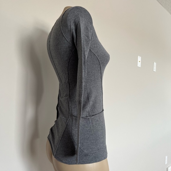 Guess V-Neck Sweater. - Picture 4 of 8